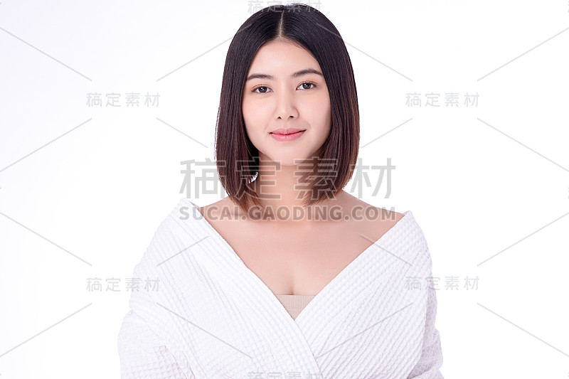 肖像美丽年轻的亚洲女人干净清新裸露的皮肤概念。亚洲女孩美容面部护肤保健，面部护理，完美肌肤，自然妆容