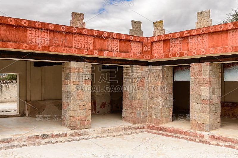 Teotihuacan的Palacio de Quetzalpapalotl庭院，许多中美洲金字塔的