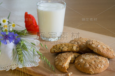 燕麦饼干和牛奶在桌子上