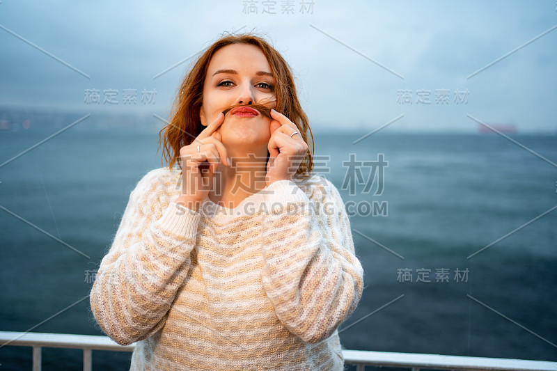 红发女孩在雨中玩头发