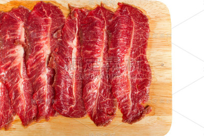 生牛肉片，日本牛肉片“和牛”在木板上白色的背景上用剪报路径