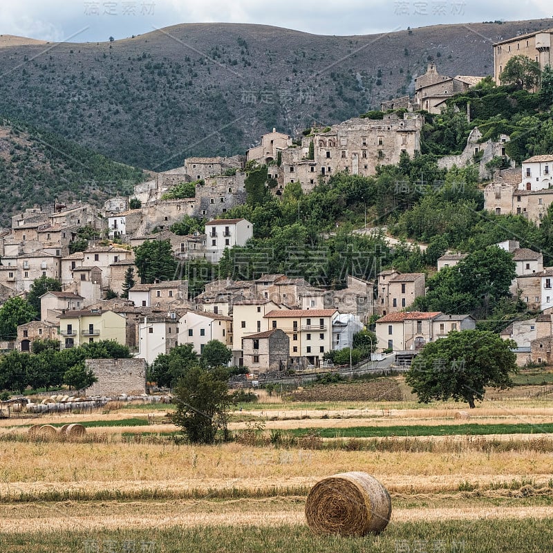 Abruzzi夏季的山景