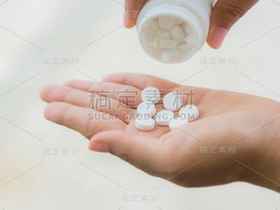 一位年轻妇女把药倒在手上