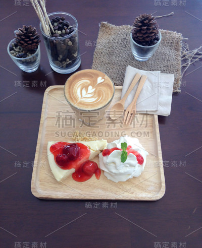 拿铁咖啡和蛋糕