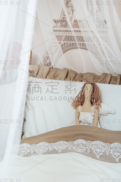 孩子们房间里的婴儿床。