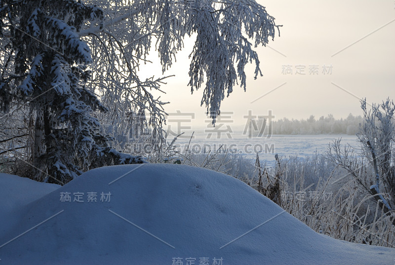 俄罗斯西伯利亚鄂木斯克地区额尔齐斯河上的清晨