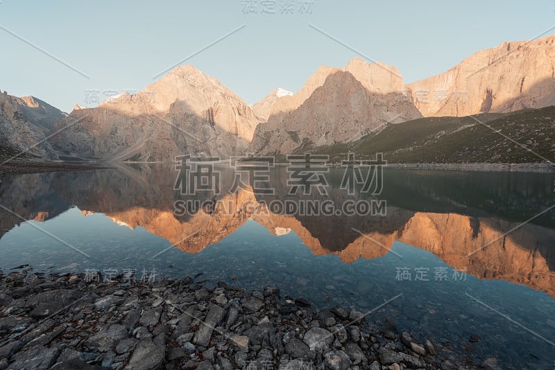 雄伟的中国雪山。令人惊叹的中国自然景观。美丽的湖景。