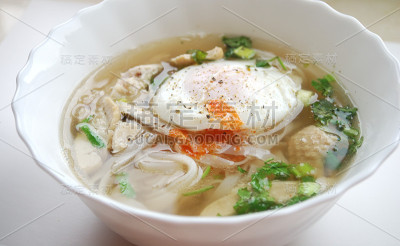 一碗越南鸡肉面汤，白色背景。