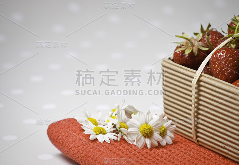 草莓和雏菊