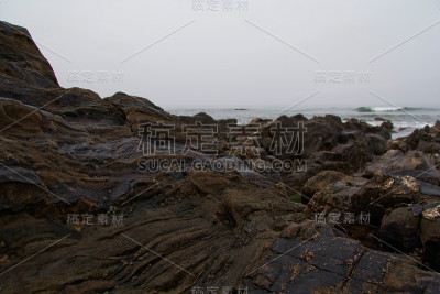 海浪掠过海滩上的岩石