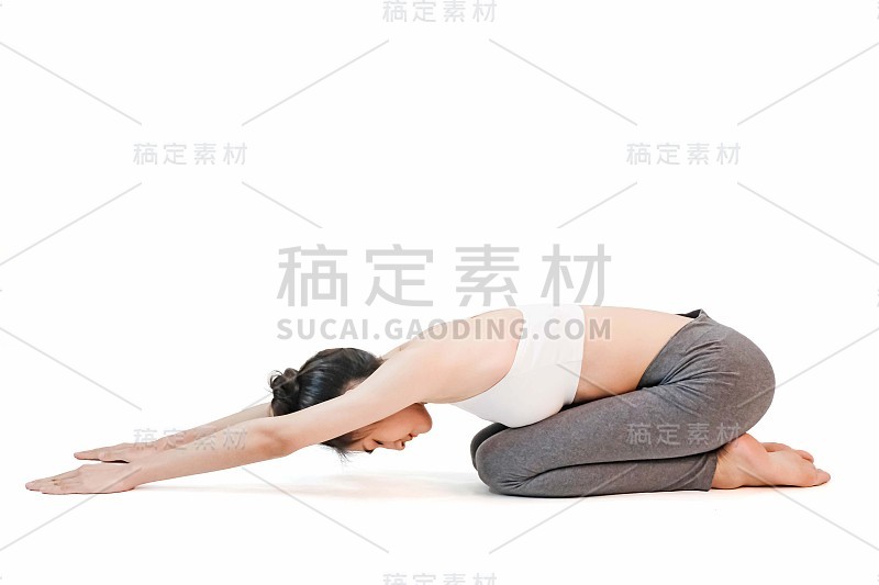 运动，年轻美丽的亚洲女人穿着白色背心，瑜伽在白色的背景