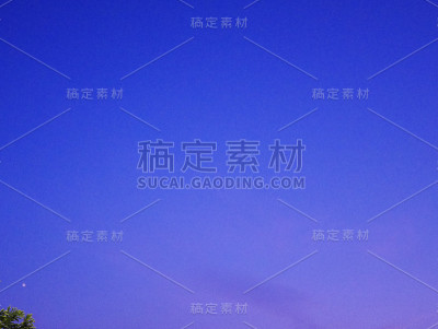 天空有戏剧性的多云日落和太阳