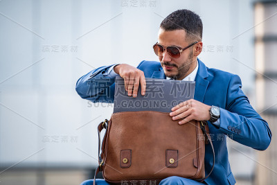 年轻成功商人的肖像