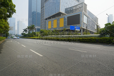 中国深圳的城市道路和现代化办公大楼