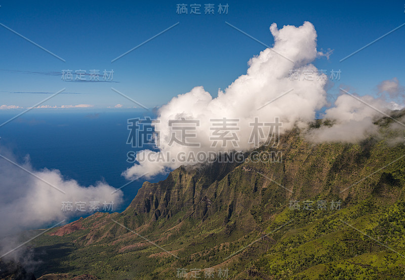 从卡拉劳俯瞰夏威夷考艾岛的纳帕利海岸的岩石