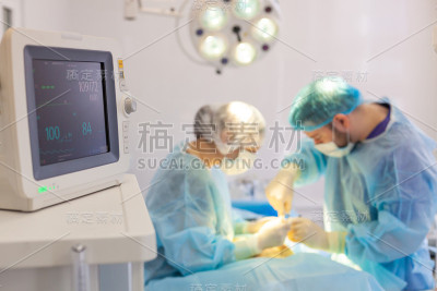 医院。外科医生在手术室动手术。在手术室监测病人的生命体征