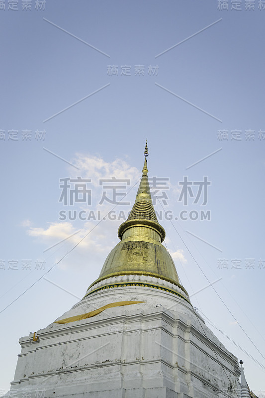 蓝天下的泰国金塔