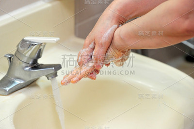 用肥皂和水洗手
