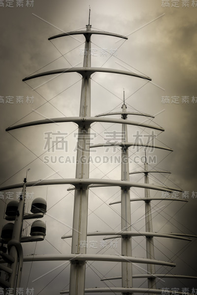三根桅杆和雷达在Sepia