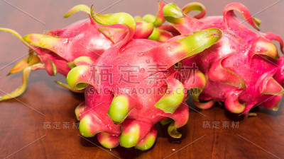 美味的火龙果切成一片，完全红白相间