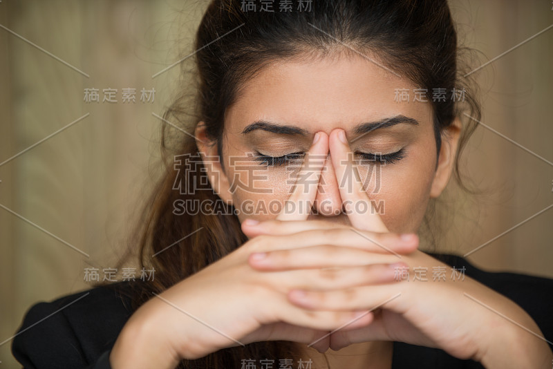 特写疲惫的年轻女子揉鼻子