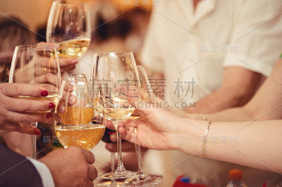 庆祝。手握香槟和葡萄酒举杯祝酒。