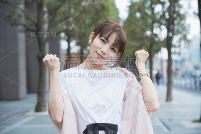 一个做着勇敢姿势的女人