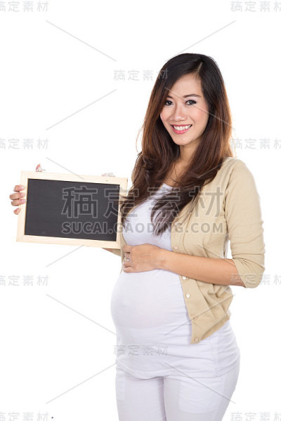 美丽的亚洲孕妇拿着空白的黑板