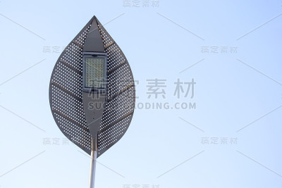 现代LED路灯对着天空。电气工业