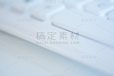 白色的电脑键盘