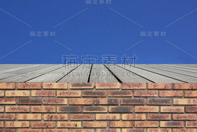 附在砖墙上的木甲板