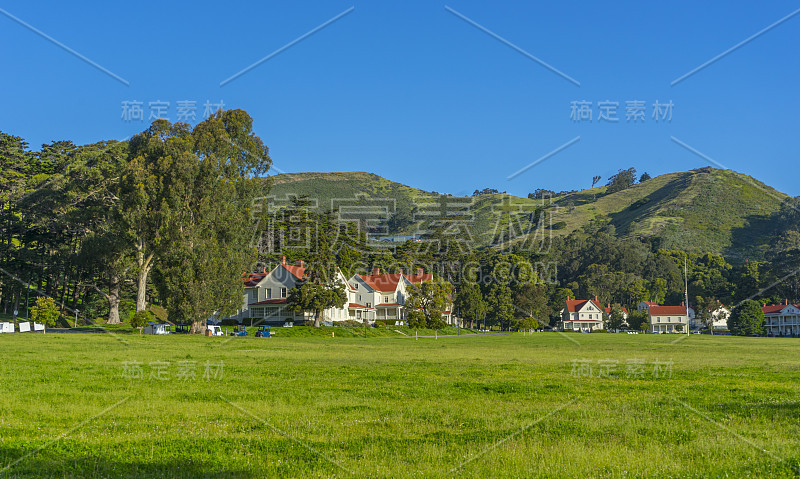 美丽的风景的房子和绿色的山在Fort Baker，旧金山，CA。