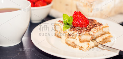 自制提拉米苏蛋糕，以草莓装饰意大利美食，精挑细选