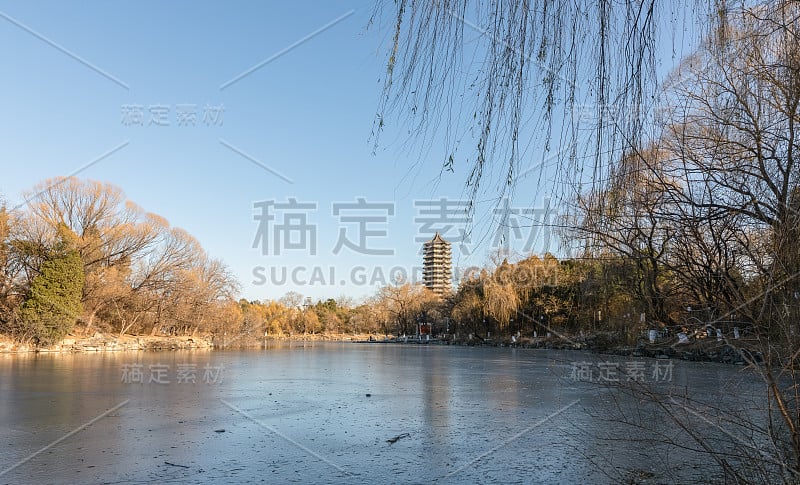 以北京大学博雅塔为背景的未名湖冬季冰封的全景图