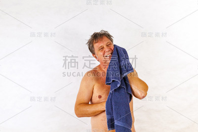 男人洗澡后用毛巾擦头发