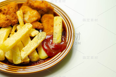 鸡胸肉块，裹上面包屑和土豆