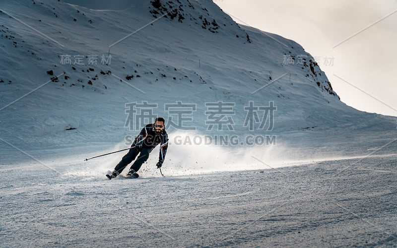 当滑雪者在滑雪场滑行时