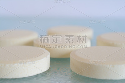 可溶药片放在玻璃桌面上