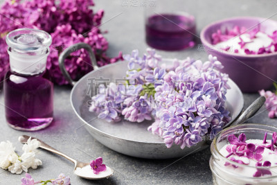 丁香花糖和糖浆，精油与花的花朵