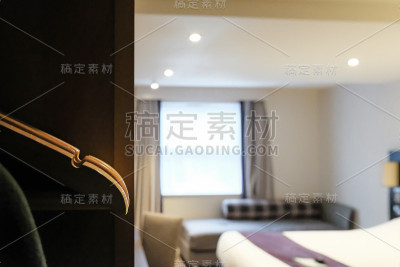 这是一个现代的、价格不菲的酒店房间衣柜里的一套木制衣架