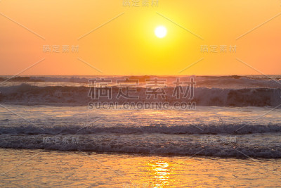 美丽的日落在海上