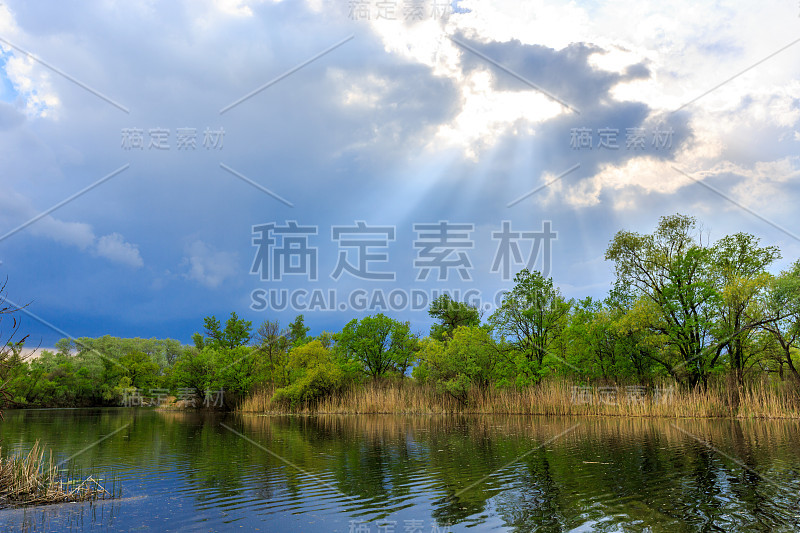 雷雨云下的小河