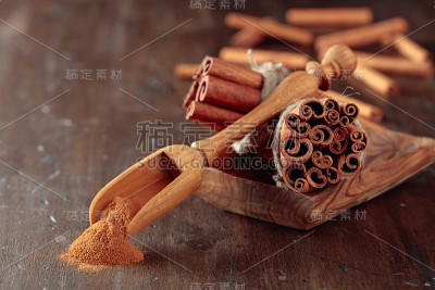 木桌上放着肉桂棒和粉末。