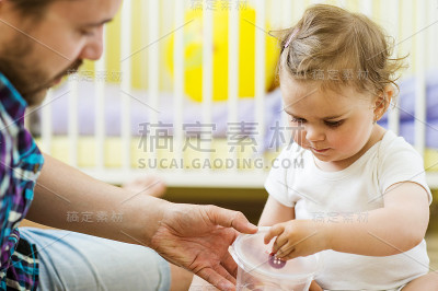 爸爸和女儿在玩