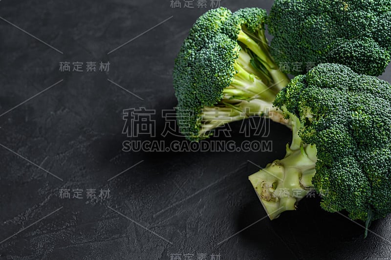 黑色背景上的绿色生花椰菜。前视图。空间的文本