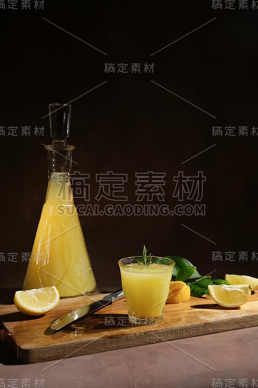 意大利利口酒。Limoncello喝