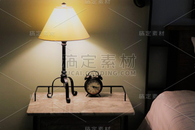 卧室桌子床上的电灯和古董钟