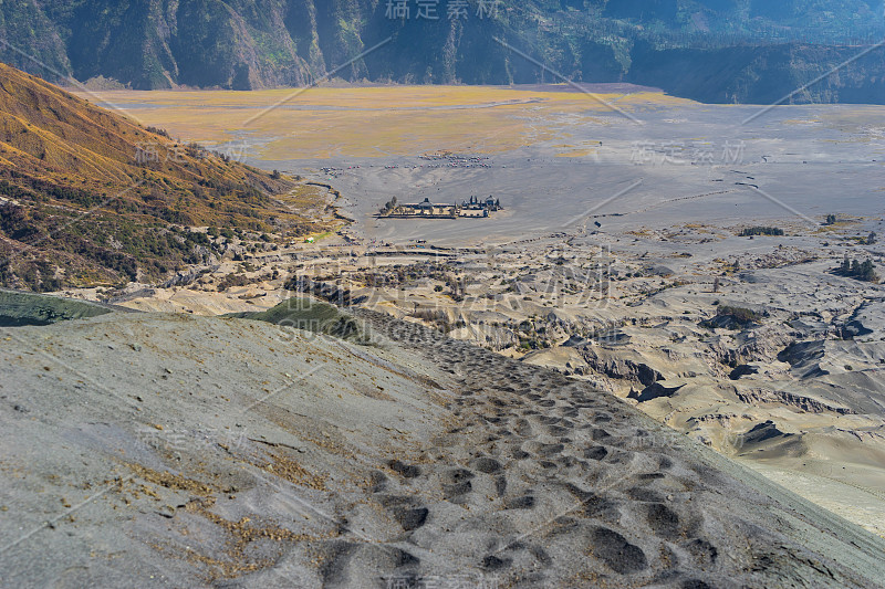 沿着布罗莫火山口的高速公路