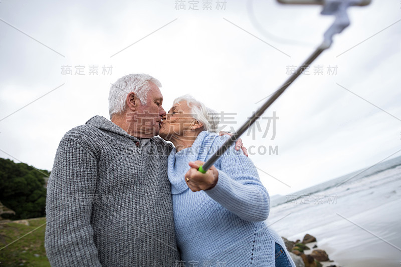 一对老夫妇在自拍杆上自拍