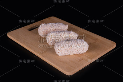 木板上的鸡块